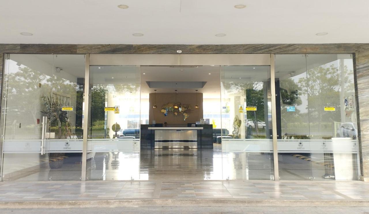 Hotel Royal Elim International Cali Exteriér fotografie Entrance to the museum