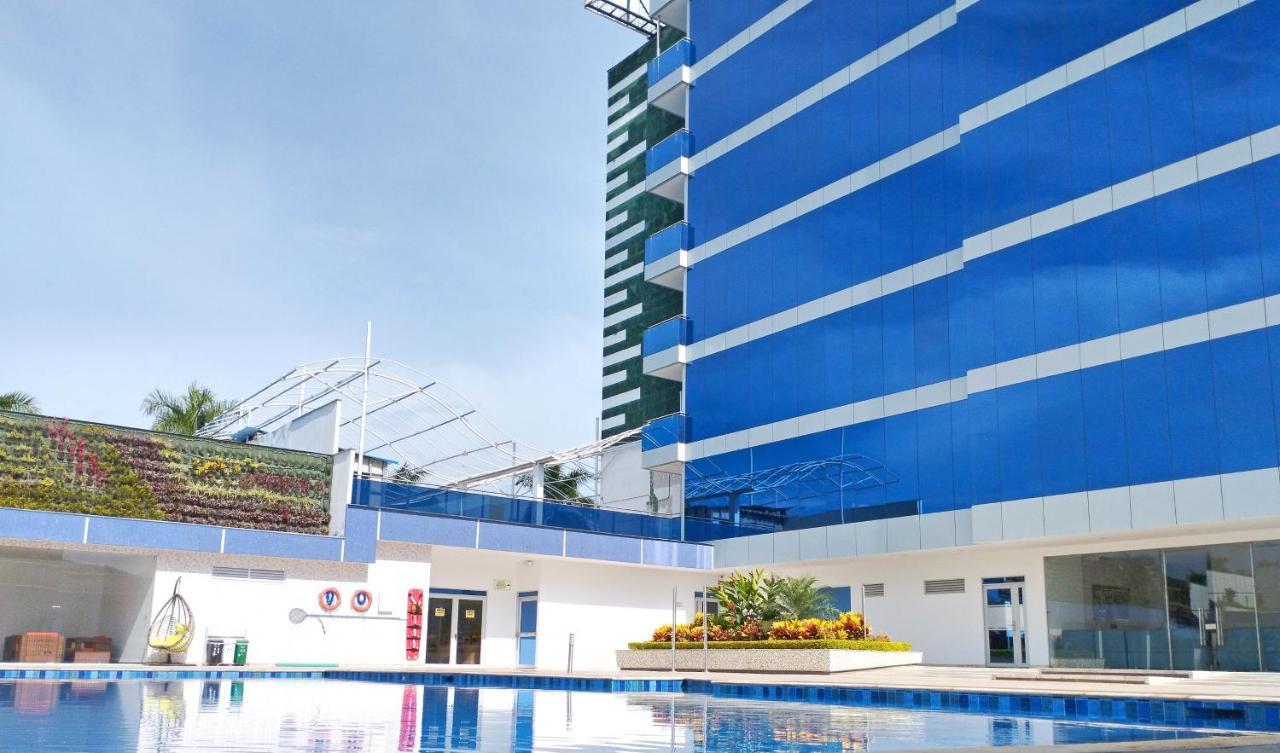 Hotel Royal Elim International Cali Exteriér fotografie The pool at the hotel