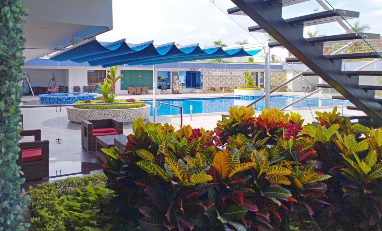 Hotel Royal Elim International Cali Exteriér fotografie The pool at the hotel