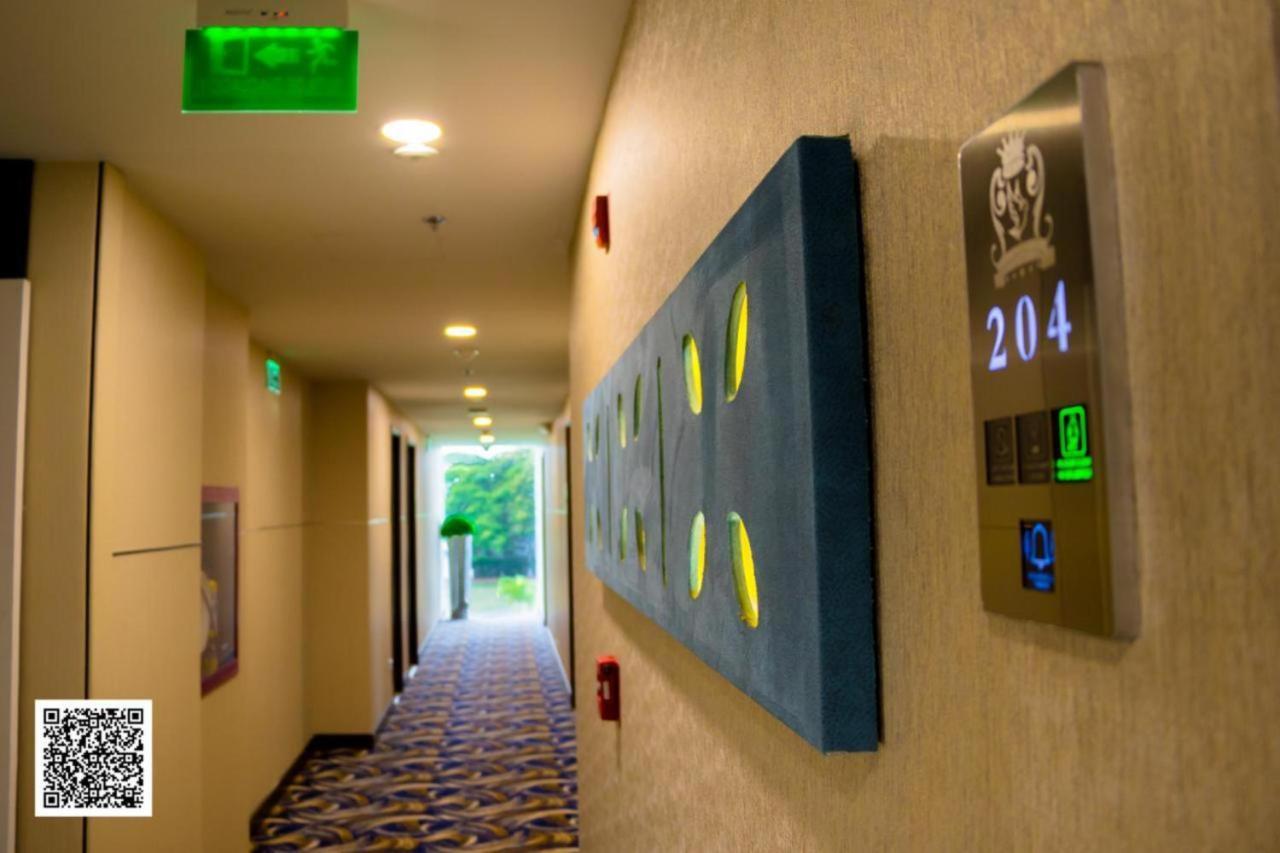 Hotel Royal Elim International Cali Exteriér fotografie A QRpedia code in a hotel