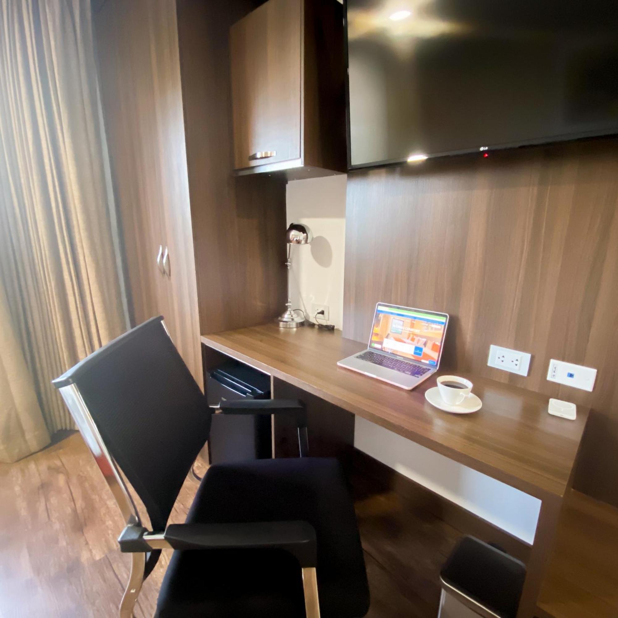 Hotel Royal Elim International Cali Exteriér fotografie A work desk in a hotel room